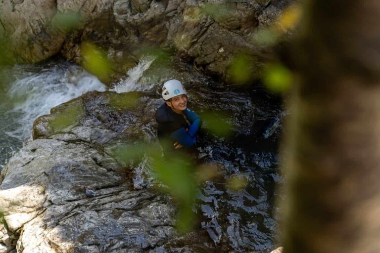 Progression dans le lit rocheux d'un canyon, entre eau vive et forêt, Guadeloupe