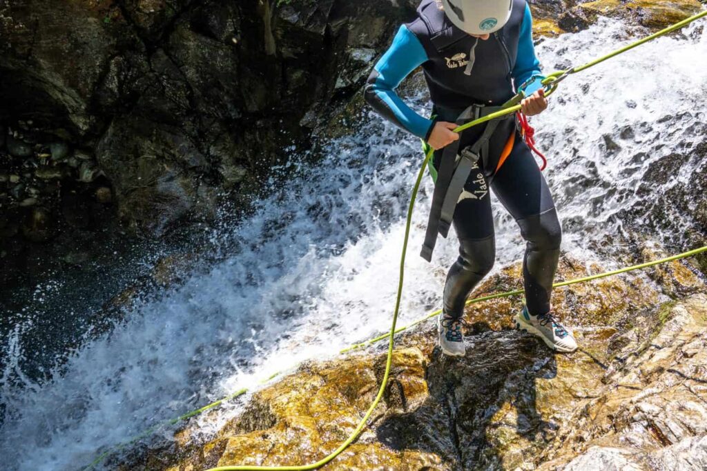 Descente en rappel le long d'une cascade, canyoning en Guadeloupe
