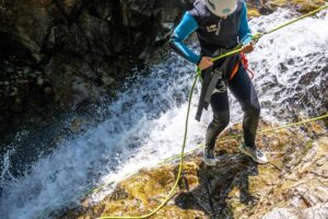 Descente en rappel le long d'une cascade, canyoning en Guadeloupe