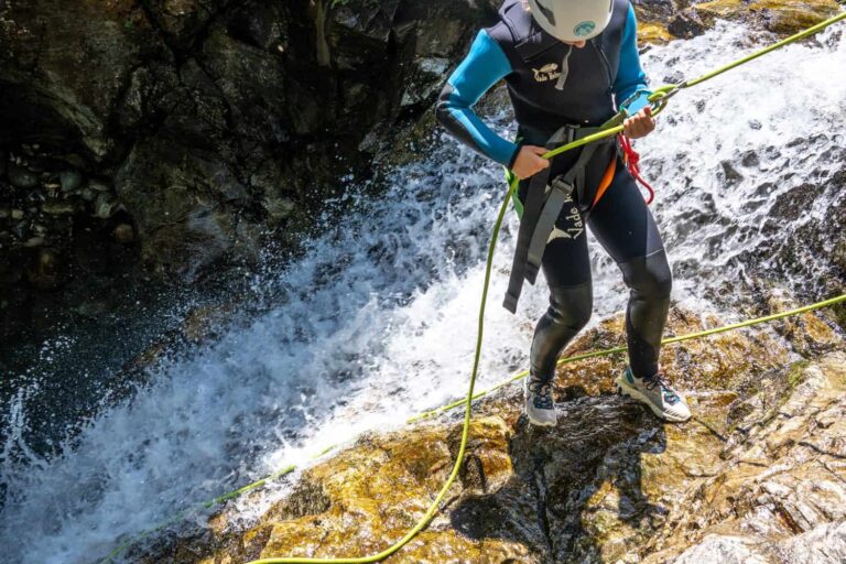 Descente en rappel le long d'une cascade, canyoning en Guadeloupe