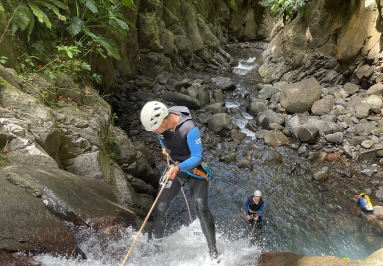 Descente en rappel au bord d'un bassin, canyoning en Guadeloupe
