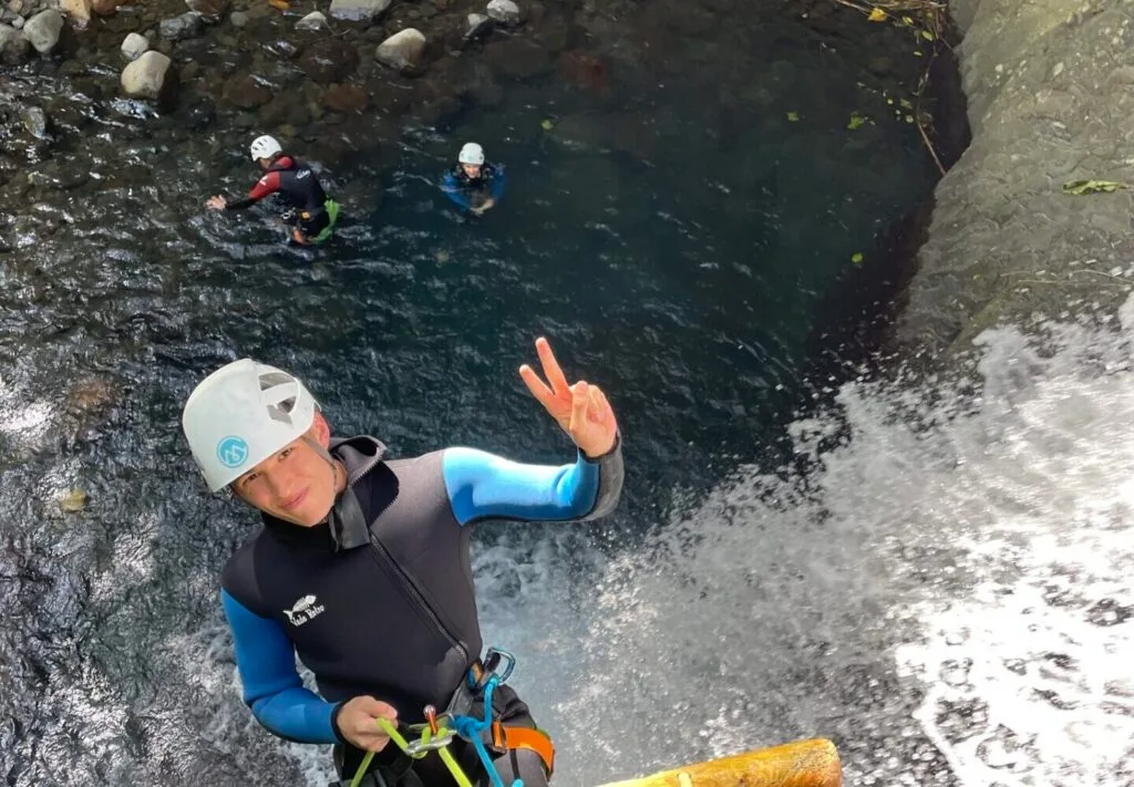 canyoniste en rappel dans le canyon du Bourceau, Bouillante