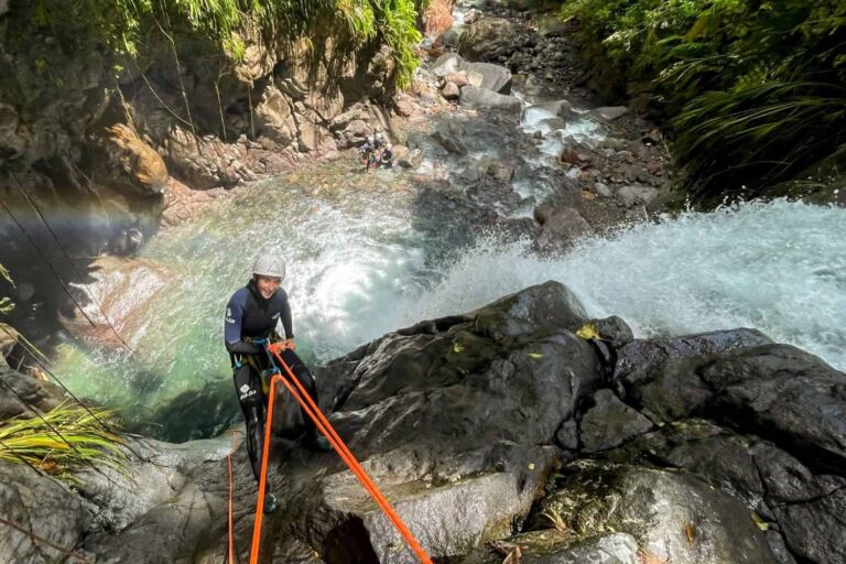 Sportliches Canyoning an der Rivière Noire, Vauchelet-Wasserfälle