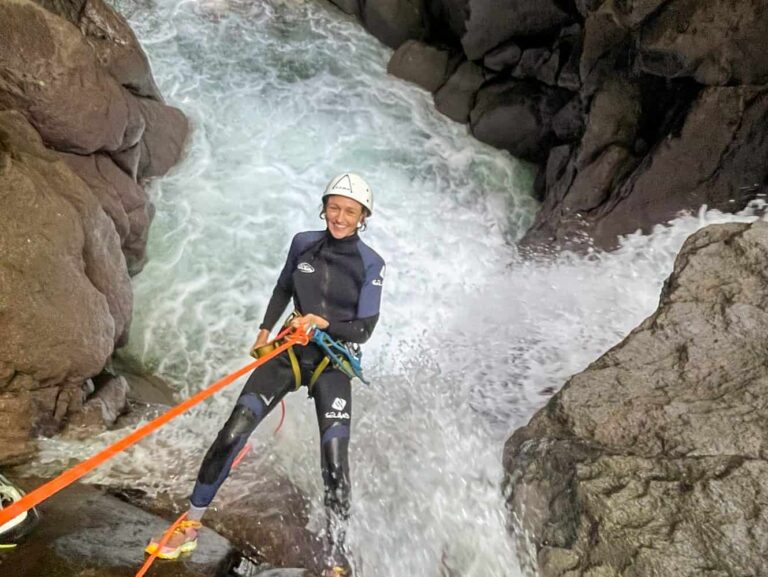 Sportliches Canyoning an der Rivière Noire, Vauchelet-Wasserfälle