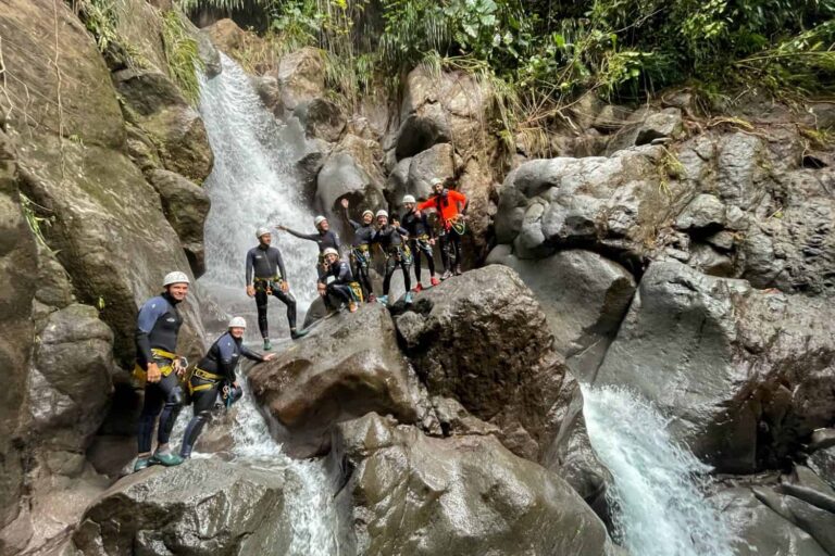 Sportliches Canyoning an der Rivière Noire, Vauchelet-Wasserfälle