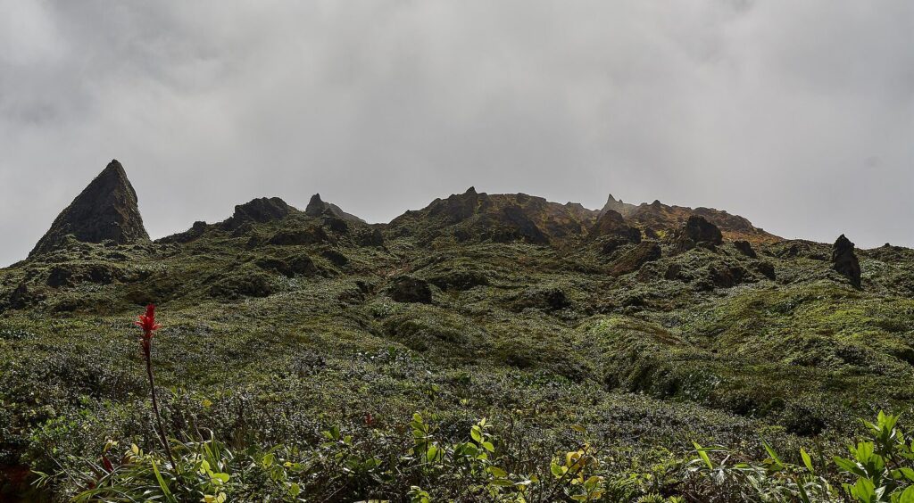 Sommet de la Soufrière, en Guadeloupe, sous un épais plafond de nuages gris